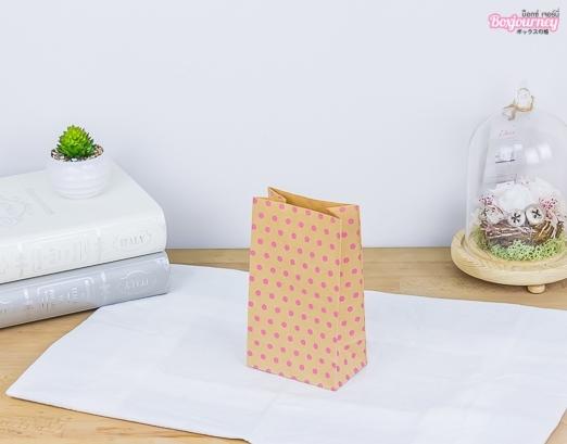 ถุงกระดาษน้ำตาลลายจุดสีชมพู ขนาด9.5x6x16.5 cm.