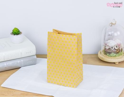 ถุงกระดาษน้ำตาลลายจุดสีเหลือง ขนาด13x8x21.7 cm.
