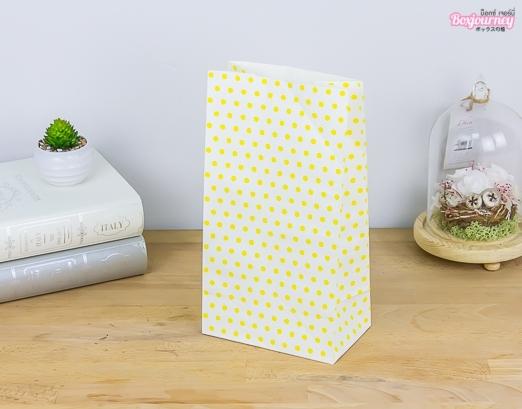 ถุงกระดาษขาวลายจุดสีเหลือง ขนาด14.6x9x27 cm.