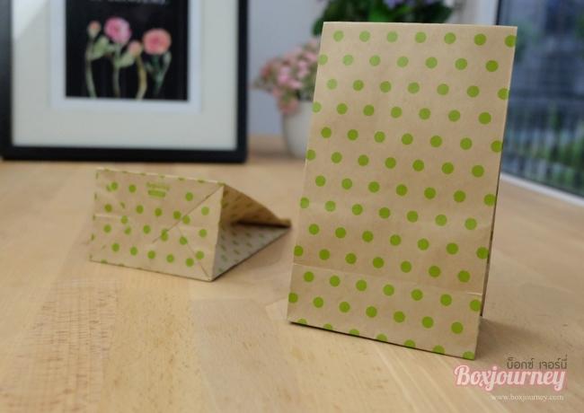 ถุงกระดาษน้ำตาลลายจุดสีเขียว ขนาด9.5x6x16.5 cm.