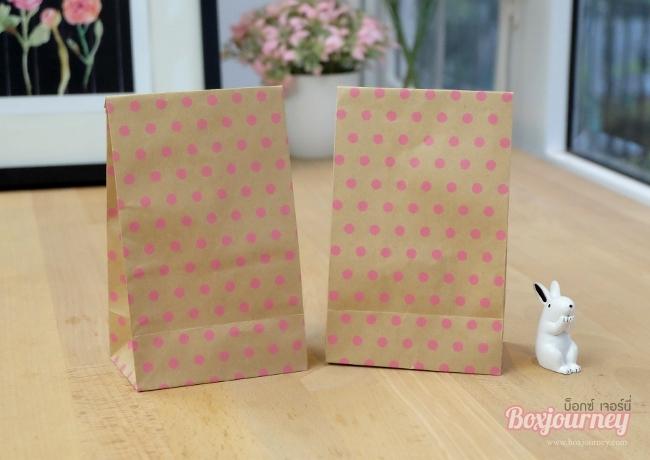 ถุงกระดาษน้ำตาลลายจุดสีชมพู ขนาด9.5x6x16.5 cm.