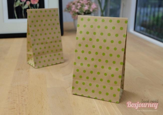 ถุงกระดาษน้ำตาลลายจุดสีเขียว ขนาด9.5x6x16.5 cm.