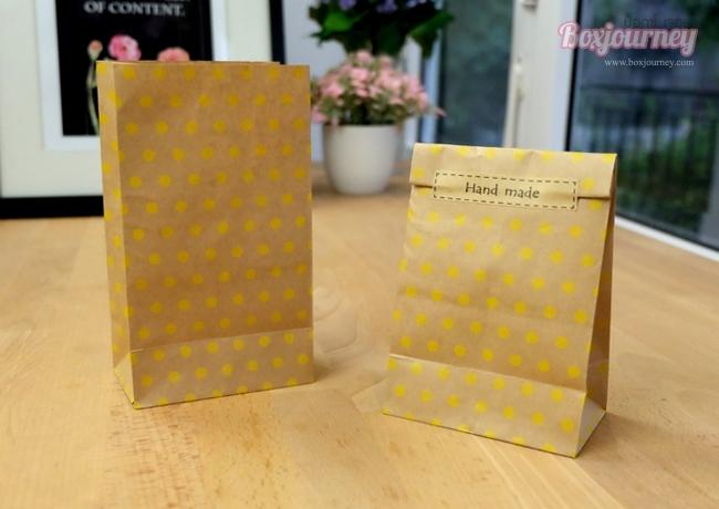 ถุงกระดาษน้ำตาลลายจุดสีเหลือง ขนาด13x8x21.7 cm.