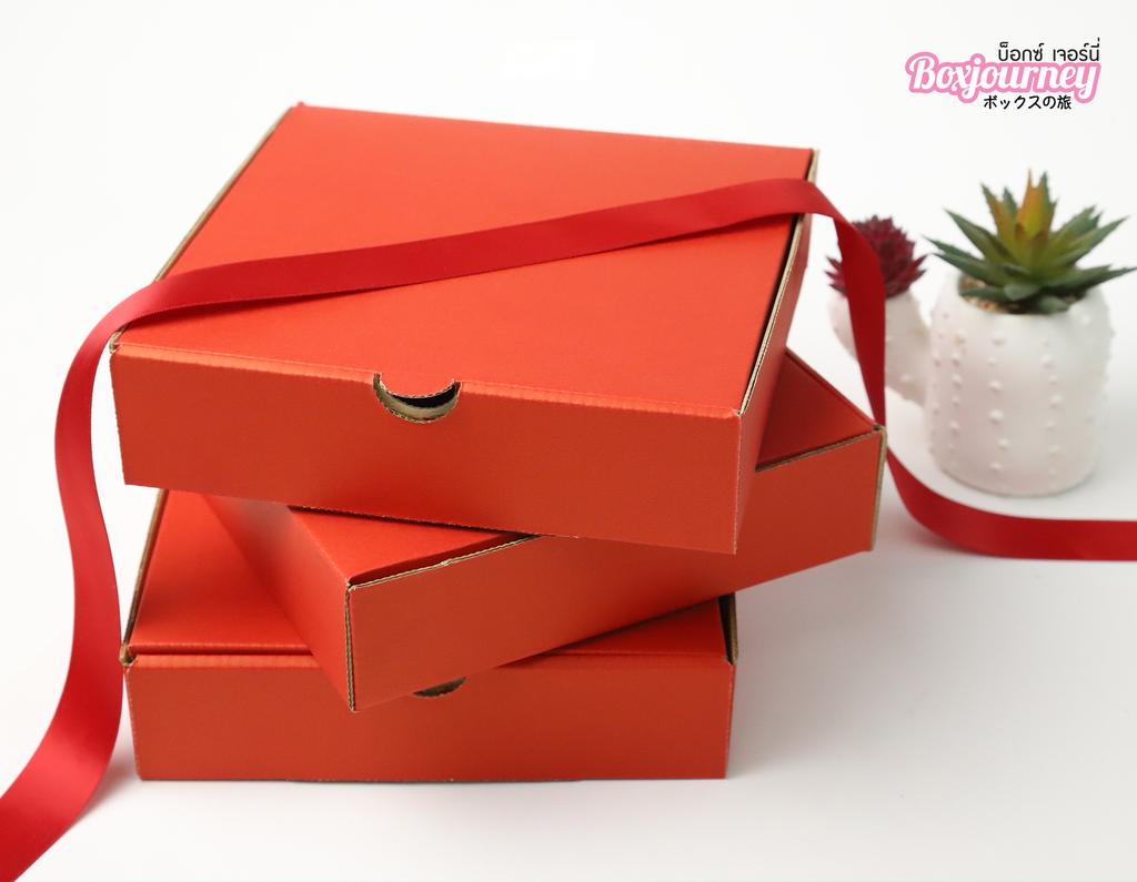 กล่องลูกฟูกพรีเมี่ยม สีแดง  17.8x17.8x4.3 cm.