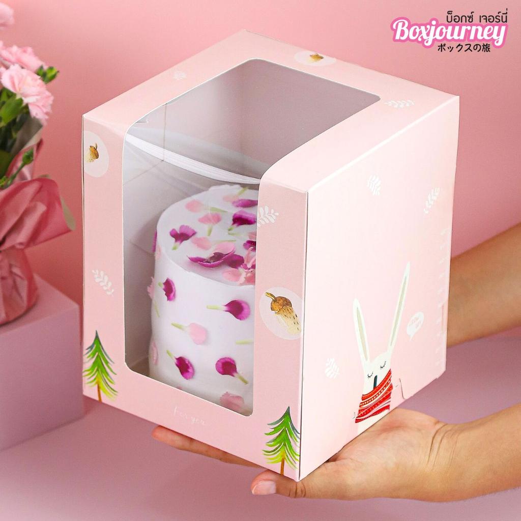 กล่องเค้กครึ่งปอนด์ทรงสูง หน้าต่างวีเชฟ ลายพิ้งค์แรบบิท 15x15x18 ซม.