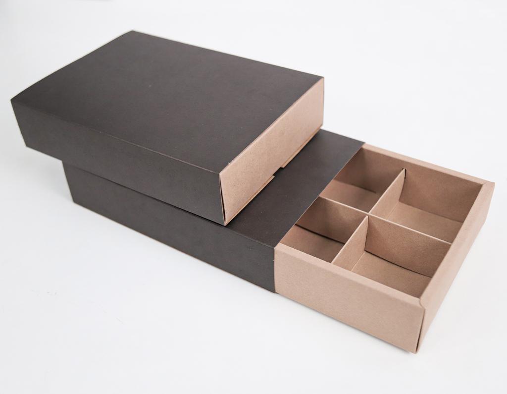 กล่องของขวัญ สีดำ 6 ช่อง ฝาสอด 16.5x23x5 ซม.