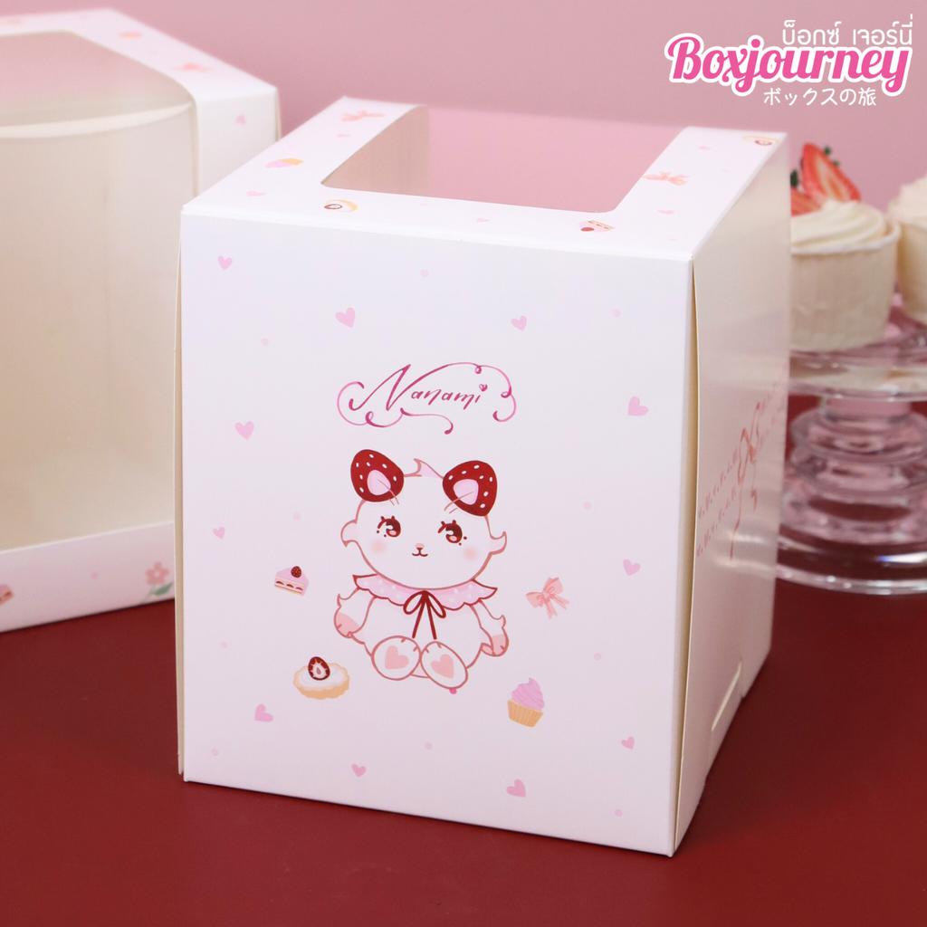 กล่องเค้กครึ่งปอนด์ทรงสูง หน้าต่างวีเชฟ ลายNanami 15x15x18 ซม.