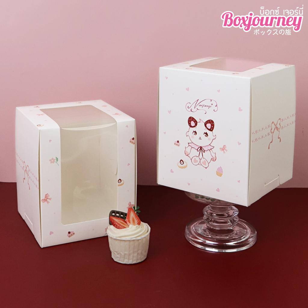 กล่องเค้กครึ่งปอนด์ทรงสูง หน้าต่างวีเชฟ ลายNanami 15x15x18 ซม.