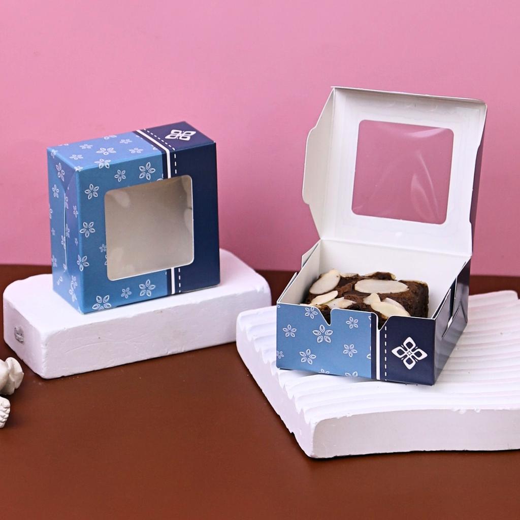 กล่องบราวนี่ ลาย Heritage Blue 6.5 x 6.5 x 3 ซม.