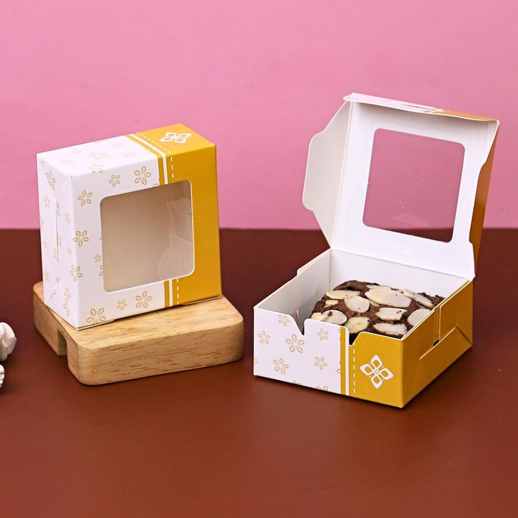 กล่องบราวนี่ ลาย Heritage bright  6.5 x 6.5 x 3 ซม.