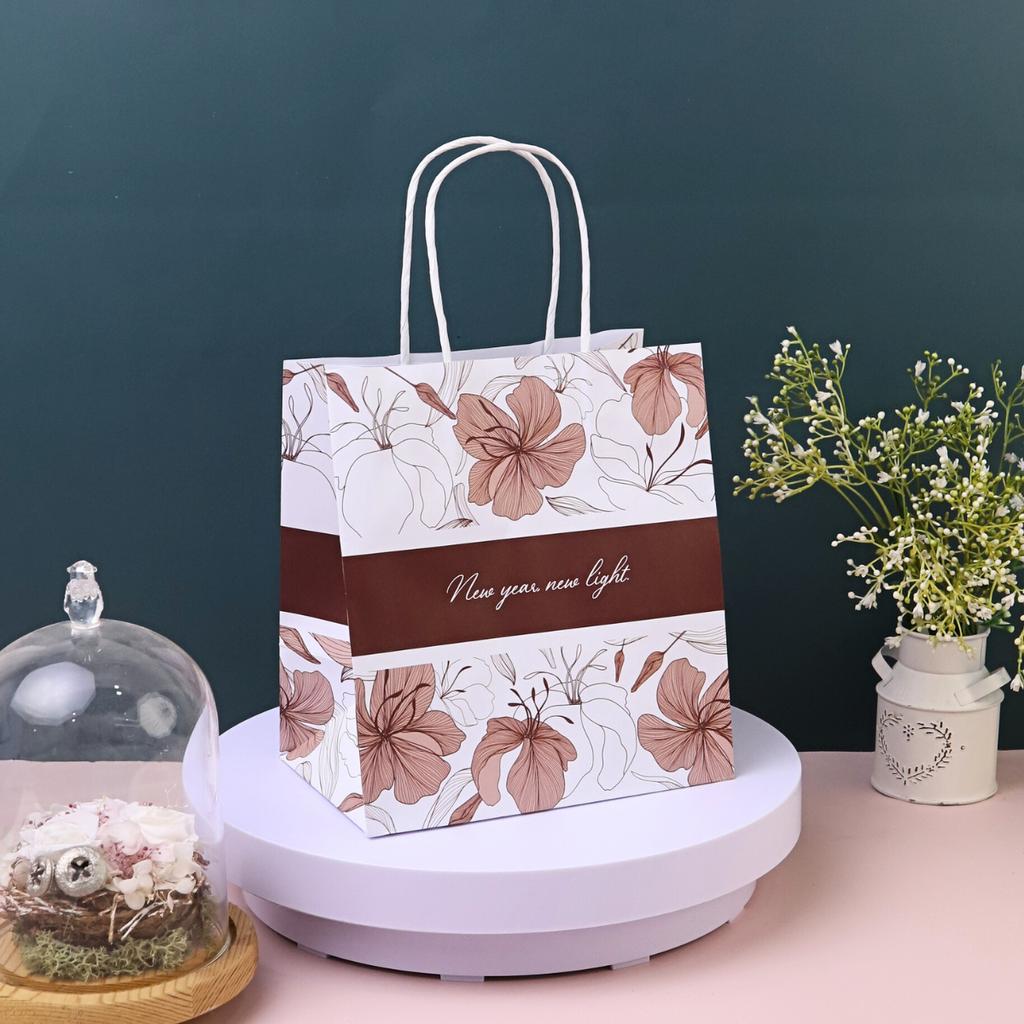 ถุงกระดาษหูเกลียว พิมพ์ลาย ลาย Flora New 19x13x21 ซม.