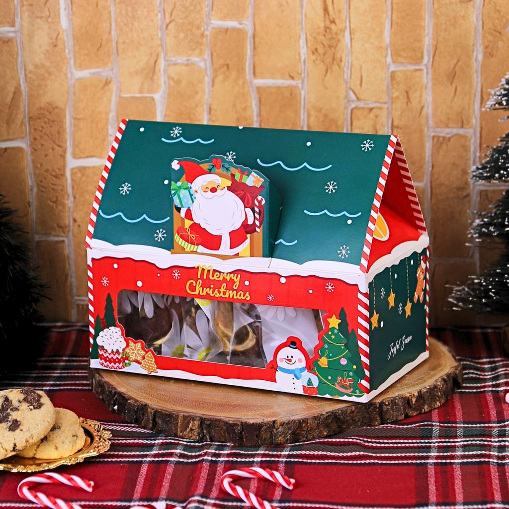 กล่องคุกกี้ทรงบ้าน ลาย Santa’s Gift House  19.5x11x8 ซม.