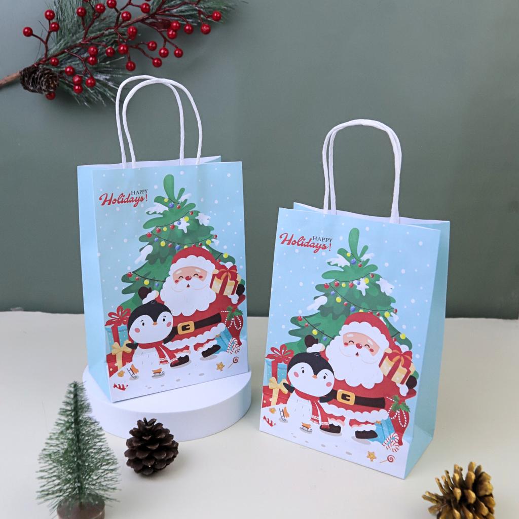ถุงกระดาษหูเกลียว พิมพ์ลาย Frosty Friends 13x8x18 ซม.