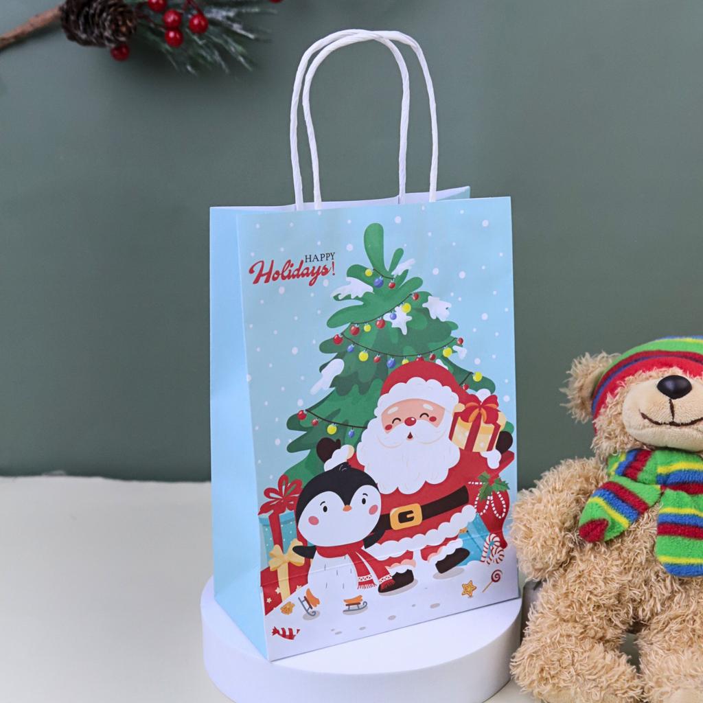 ถุงกระดาษหูเกลียว ลาย Frosty Friends 15x8x21 ซม.