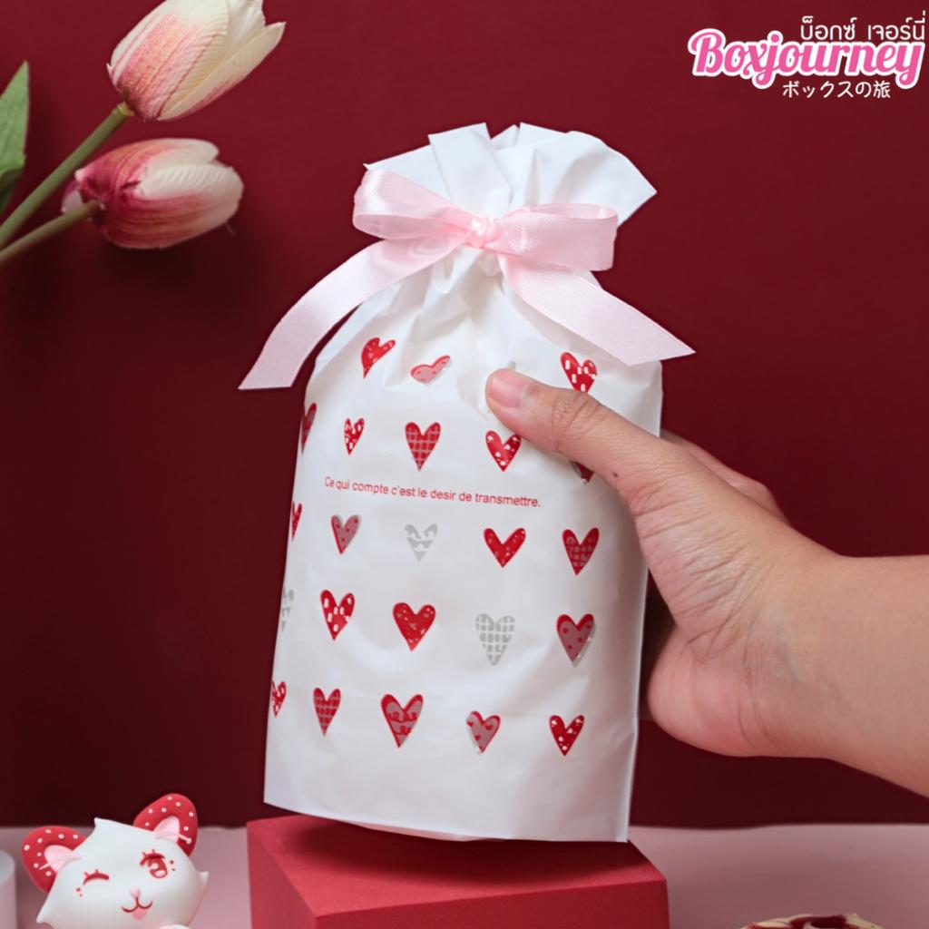 ถุงของขวัญ พร้อมโบว์ ลายหัวใจสีชมพู 01 ขนาด 15x6x23 ซม.