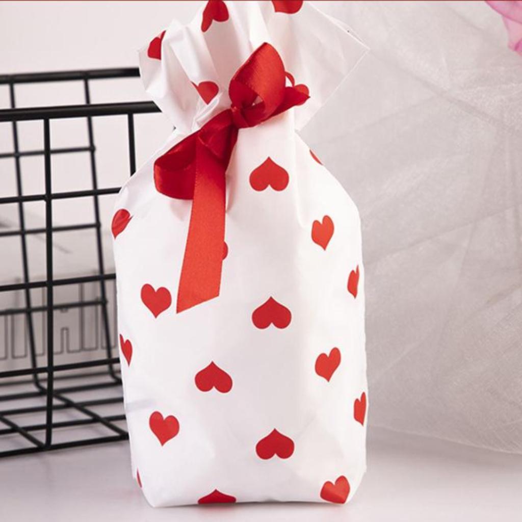 ถุงของขวัญ พร้อมโบว์ ลายหัวใจสีแดง ขนาด 15x6x23 ซม.