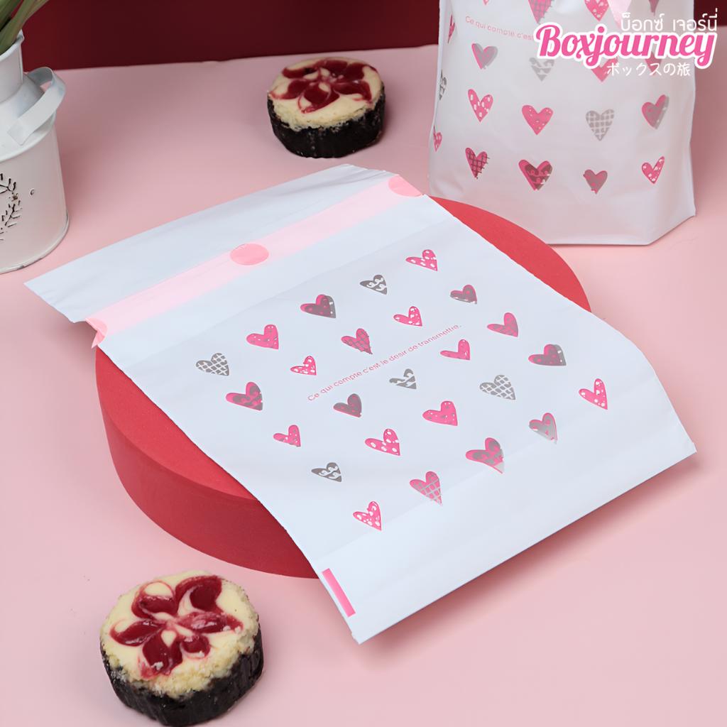 ถุงของขวัญ พร้อมโบว์ ลายหัวใจสีชมพู 02  ขนาด 15x6x23 ซม.