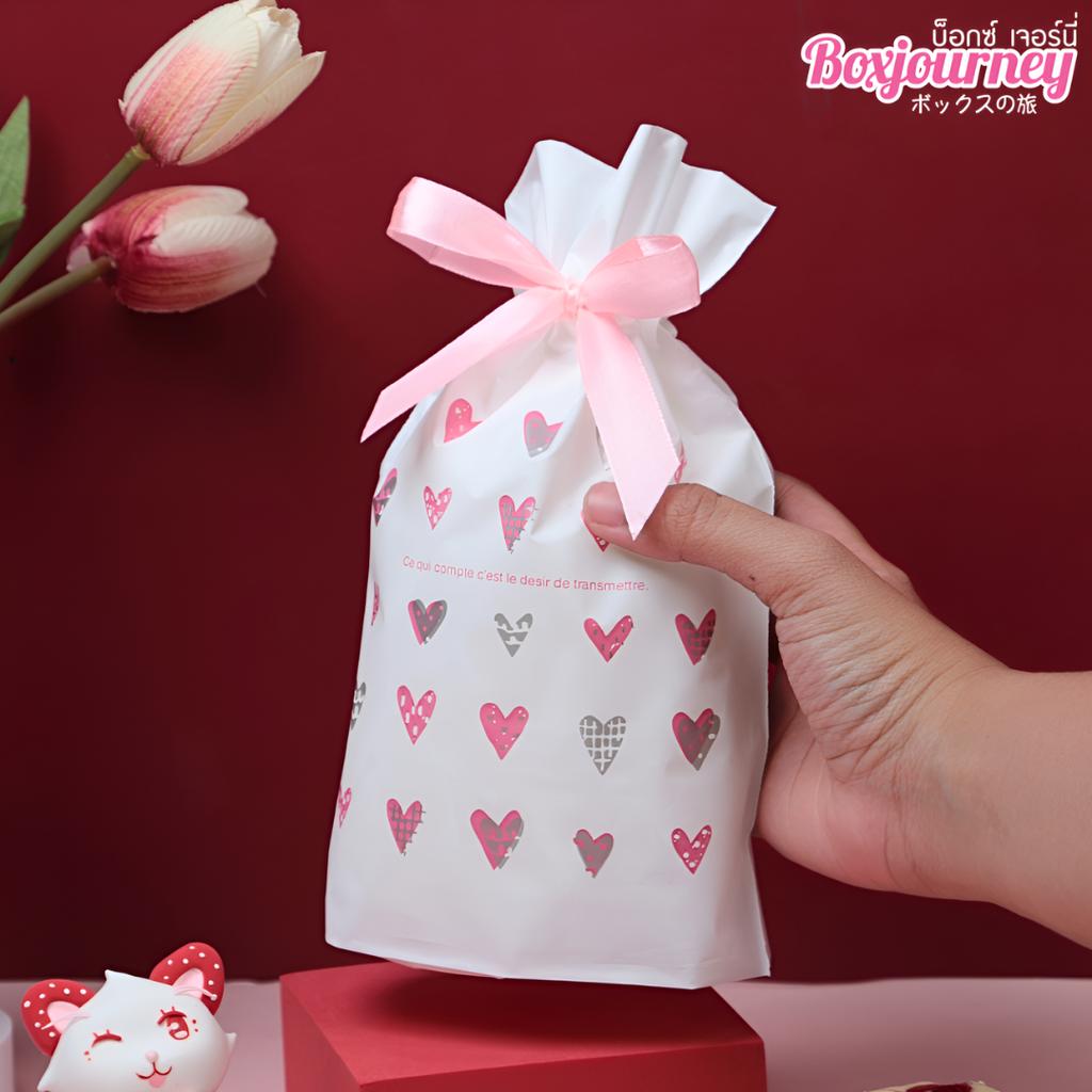 ถุงของขวัญ พร้อมโบว์ ลายหัวใจสีชมพู 02  ขนาด 15x6x23 ซม.