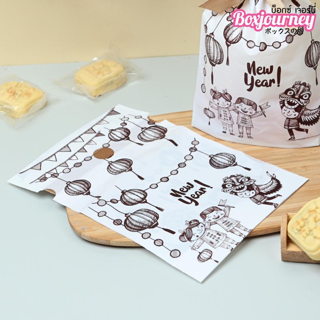 ถุงของขวัญ พร้อมโบว์ ลาย New year ขนาด 15x6x23 ซม.