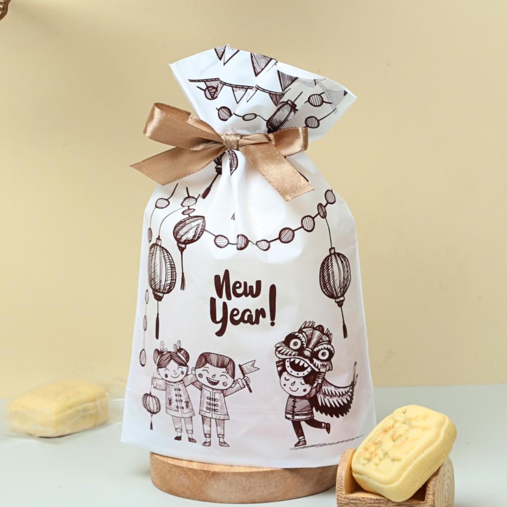 ถุงของขวัญ พร้อมโบว์ ลาย New year ขนาด 15x6x23 ซม.