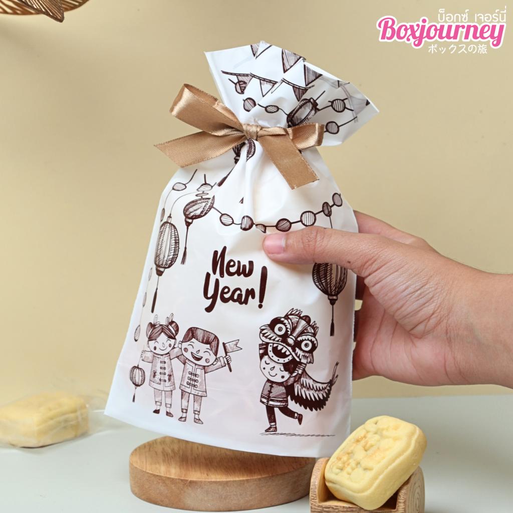 ถุงของขวัญ พร้อมโบว์ ลาย New year ขนาด 15x6x23 ซม.
