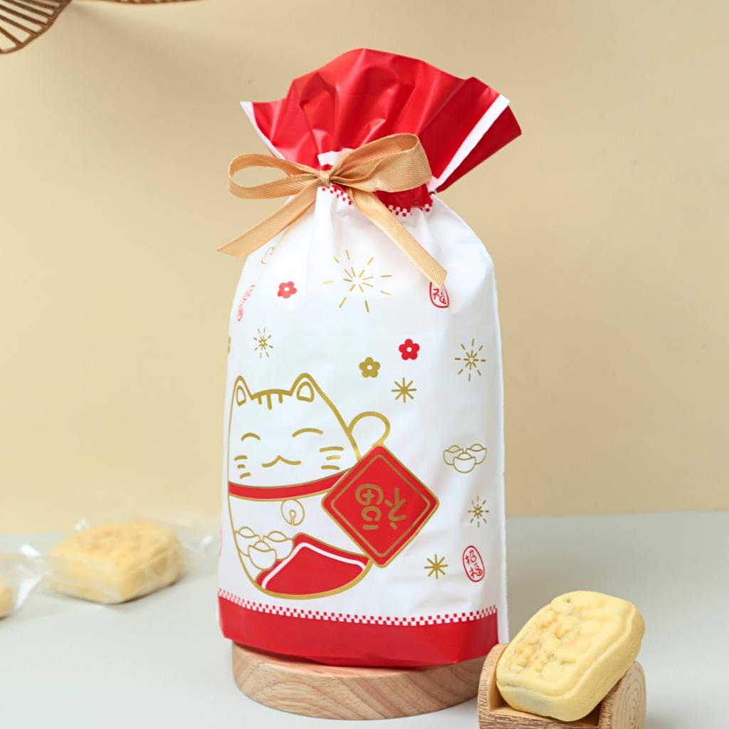 ถุงของขวัญ พร้อมโบว์ ลายแมวนำโชค ขนาด 15x6x23 ซม.