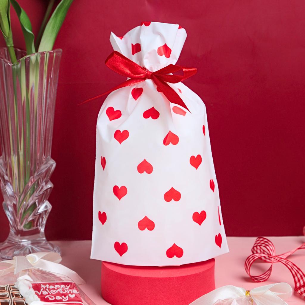 ถุงของขวัญ พร้อมโบว์ ลายหัวใจสีแดง ขนาด 15x6x23 ซม.