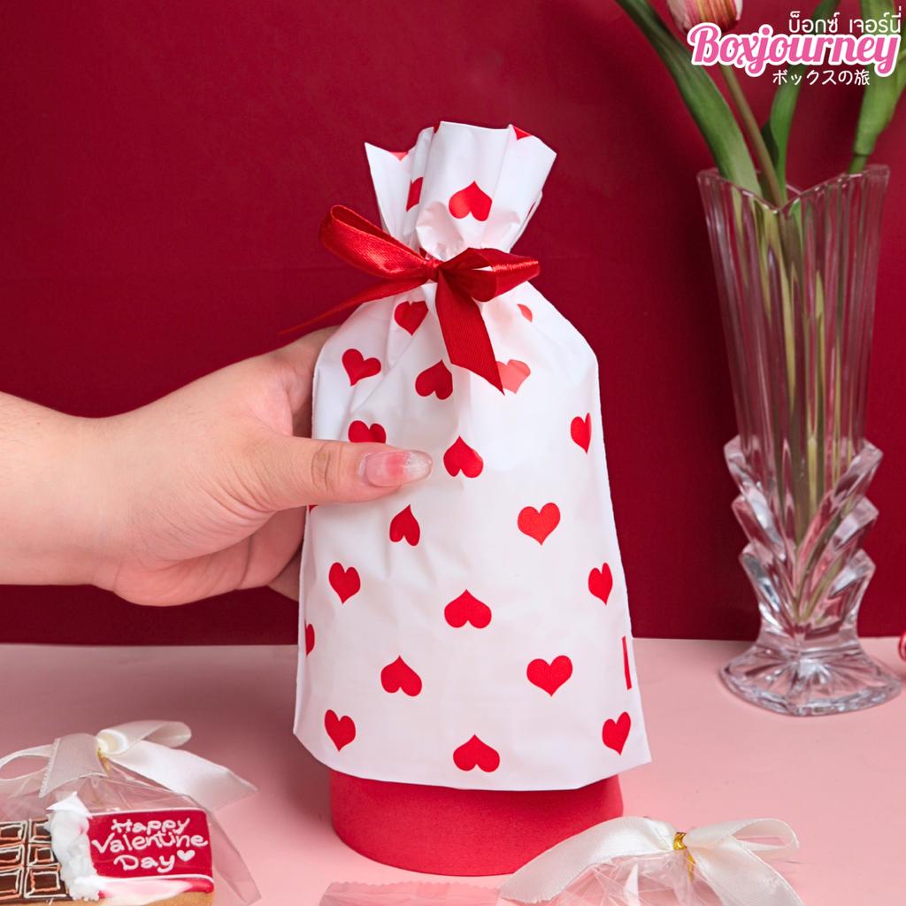 ถุงของขวัญ พร้อมโบว์ ลายหัวใจสีแดง ขนาด 15x6x23 ซม.