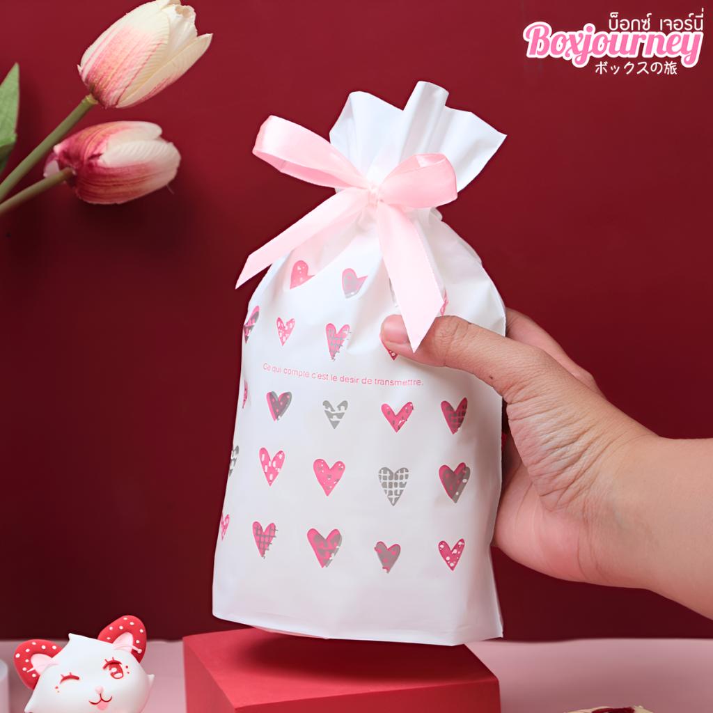 ถุงของขวัญ พร้อมโบว์ ลายหัวใจสีชมพู 02  ขนาด 15x6x23 ซม.