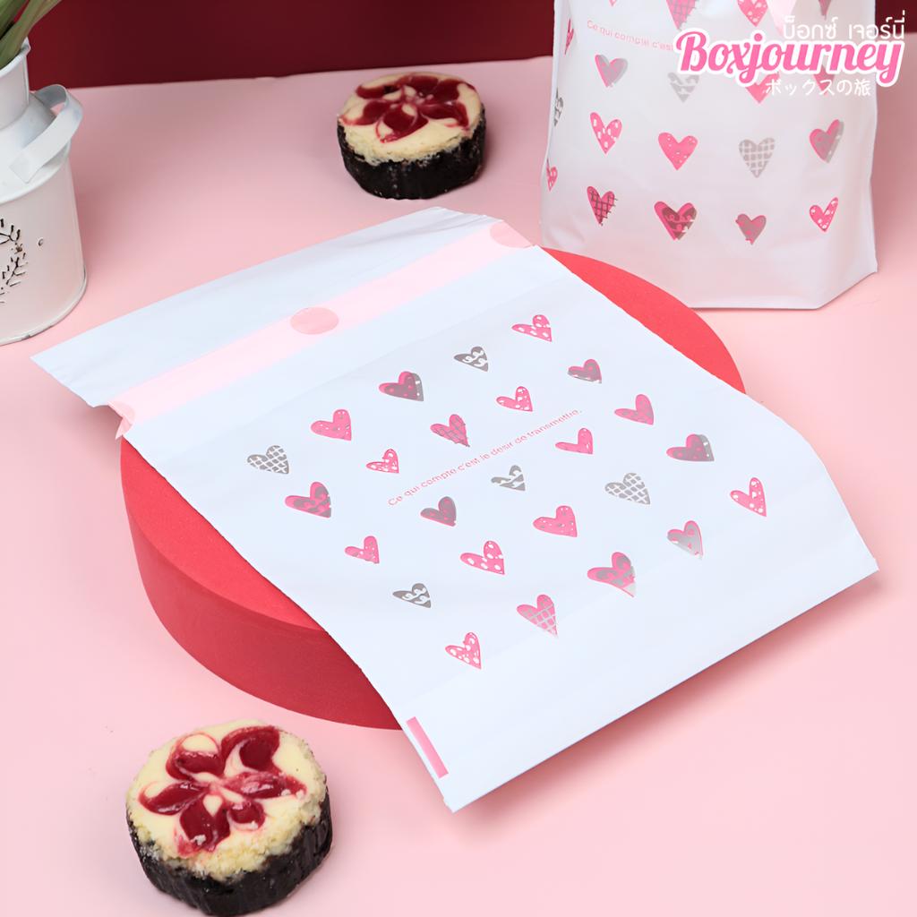 ถุงของขวัญ พร้อมโบว์ ลายหัวใจสีชมพู 02  ขนาด 15x6x23 ซม.