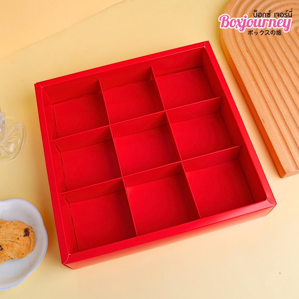 กล่องขนม 9 ช่อง สีแดง 24.3x24.3x5 ซม.