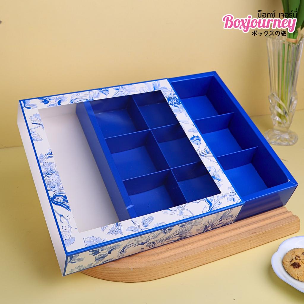 กล่องขนม 9 ช่อง ลาย Indigo Floral  24.3x24.3x5 ซม.